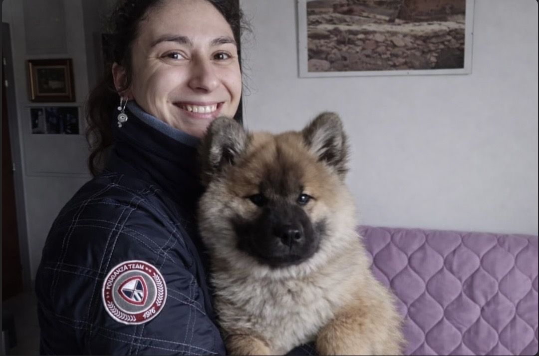 Erine tient Aslan dans ses bras