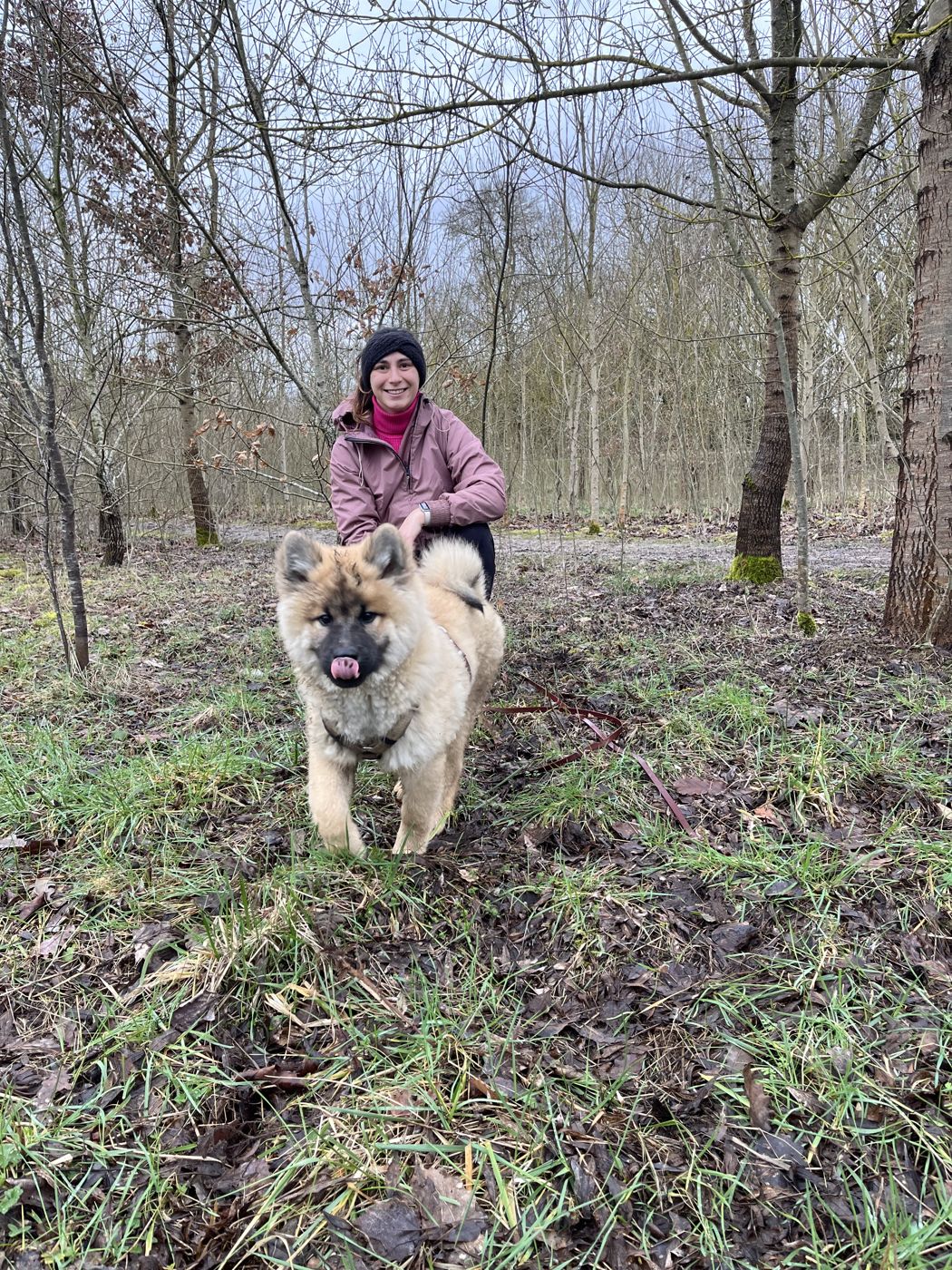 Erine accroupie en forêt avec Aslan